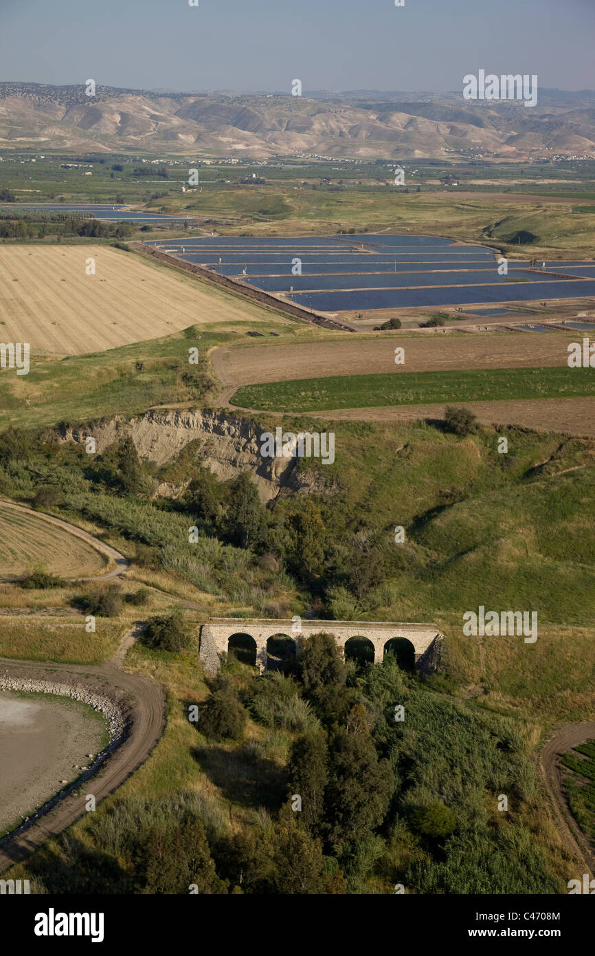 Fotografia aerea dell'agricoltura i campi della valle del Giordano vicino al mare di Galilea Foto Stock