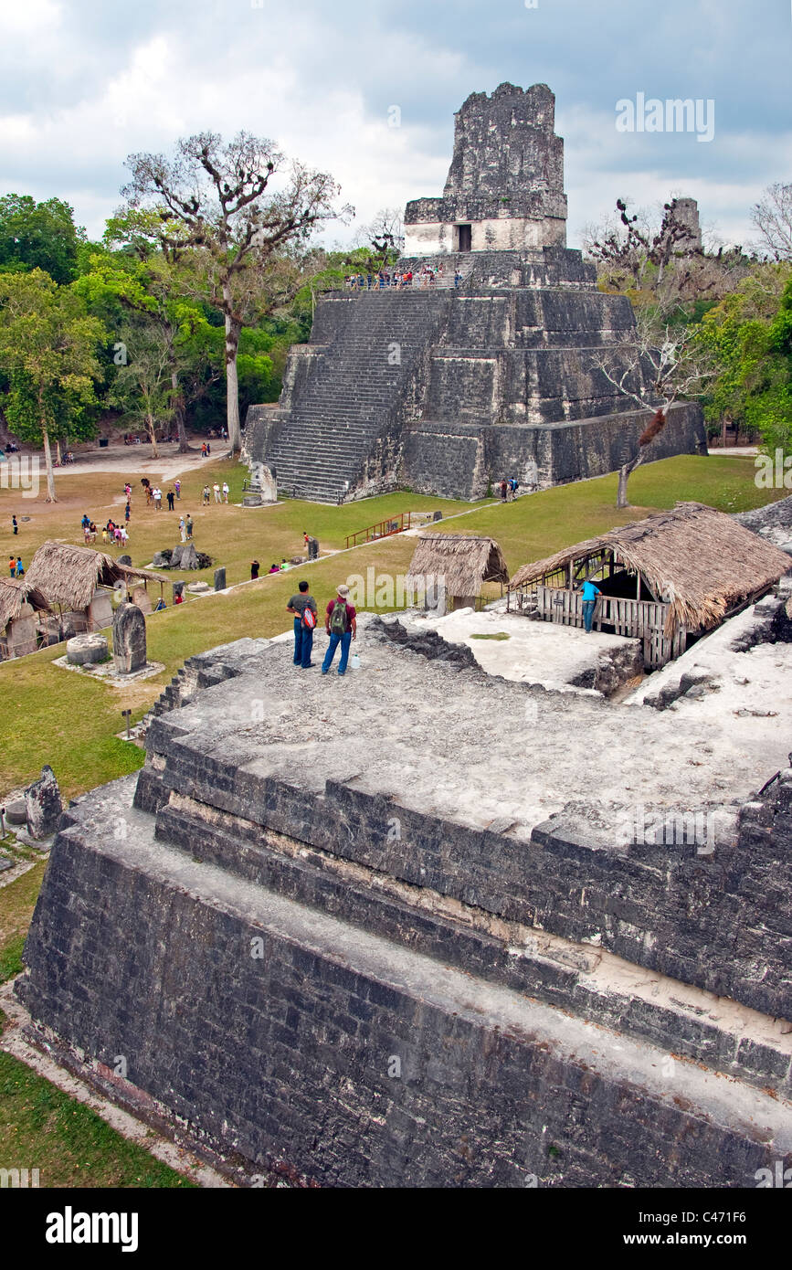 Rovine maya di Tempio II da Nord Acropoli sulla grande piazza di Tikal Foto Stock