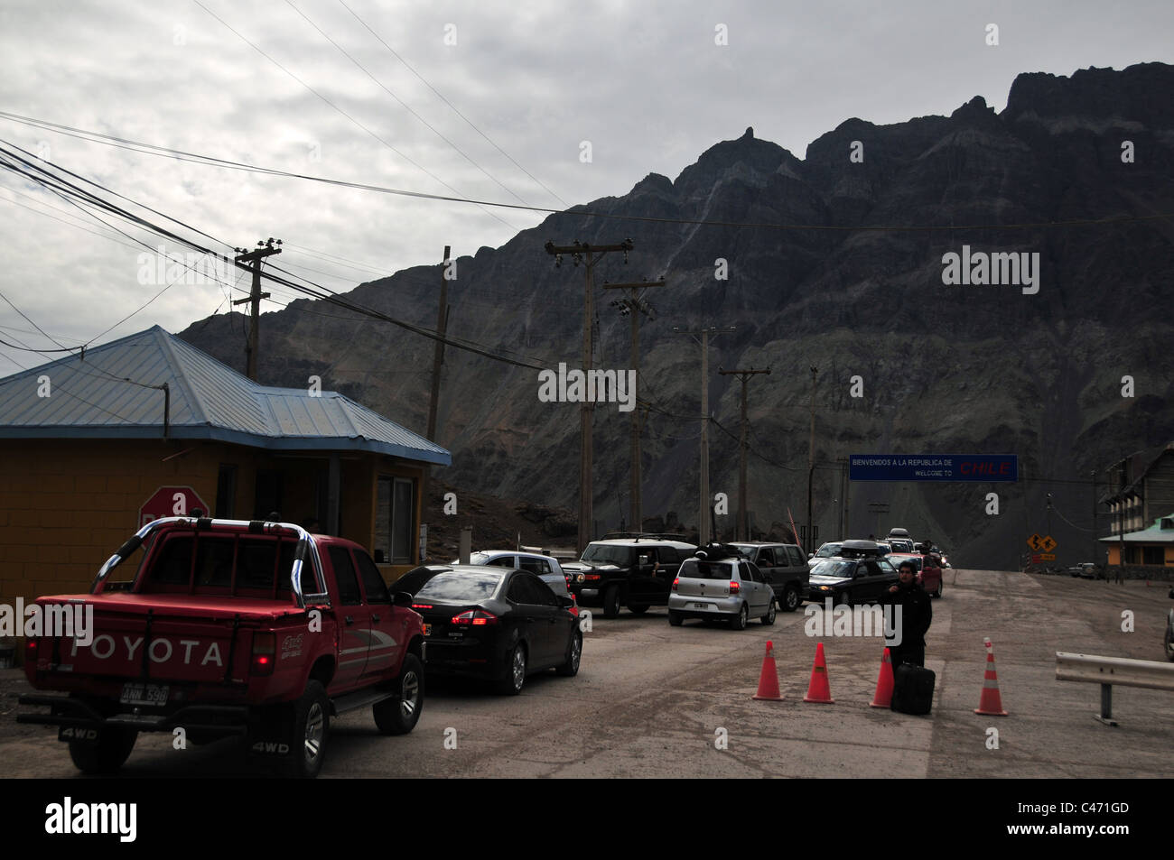 Vista scuro uomo con casi di traffico di lasciare avvicinando Argentine-Chilean posto di frontiera, Ruta 7, Vertice Uspallata Pass, Andes, Cile Foto Stock