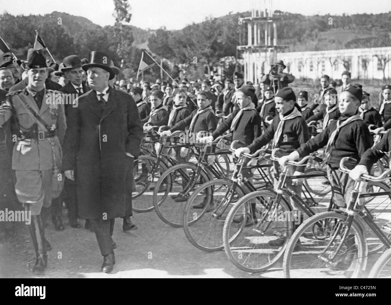Mussolini di fronte ad una troupe ciclistica dell'Opera Nazionale Balilla, intorno al 1930 Foto Stock