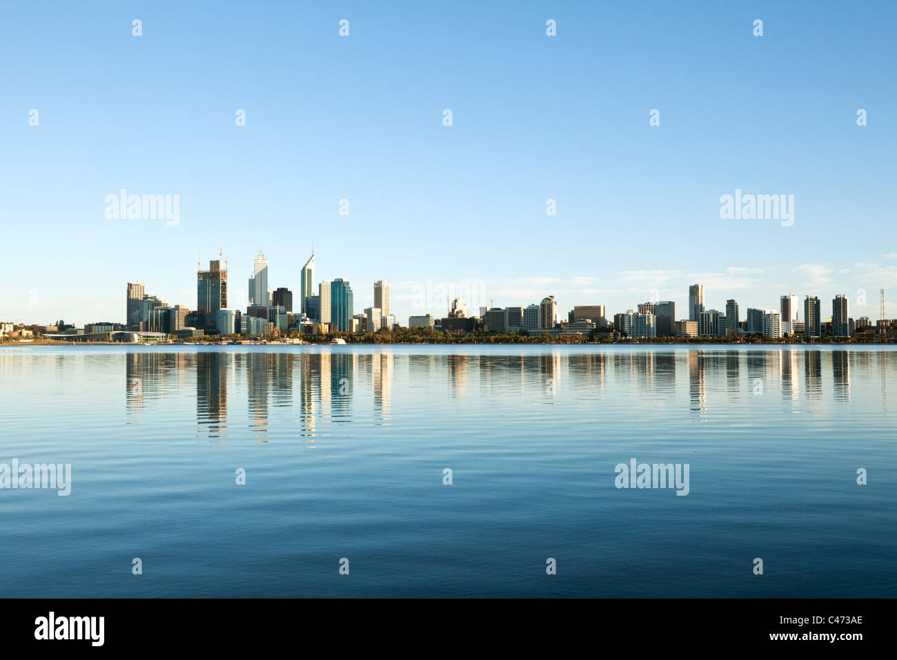 Vista sul Fiume Swan per lo skyline della citta'. Perth, Western Australia, Australia Foto Stock