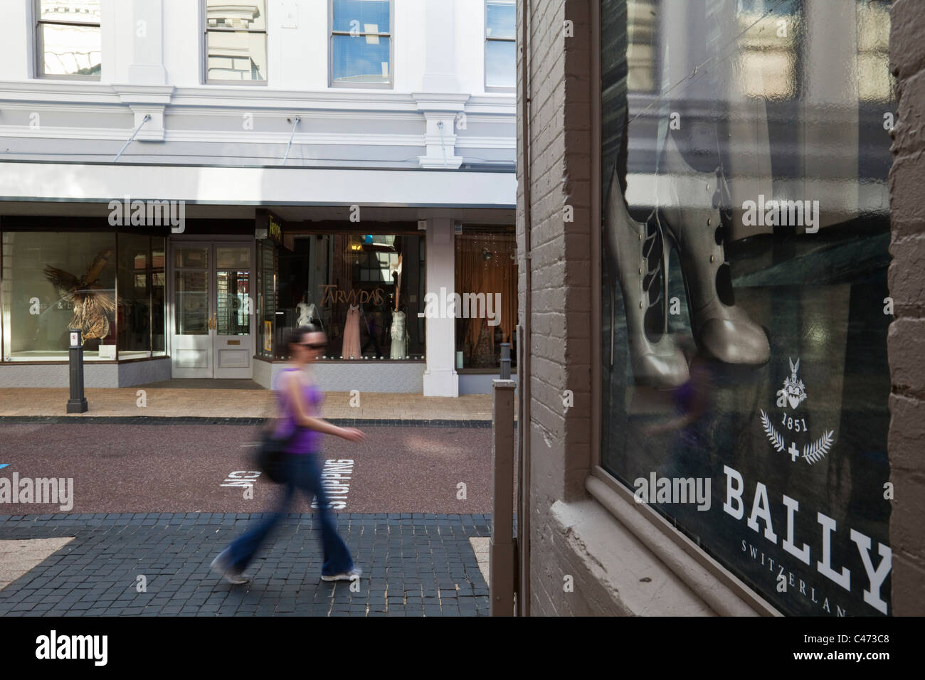 La donna a piedi passato boutique su King Street. Perth, Western Australia, Australia Foto Stock
