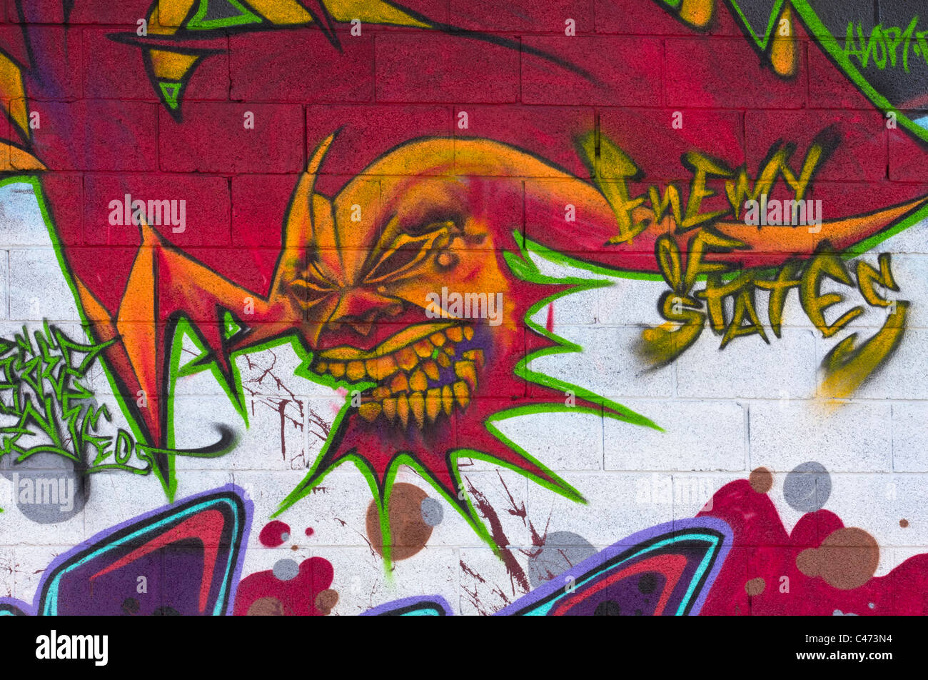 Un Graffiti immagine di un male il viso e le parole 'nemico degli stati Foto Stock