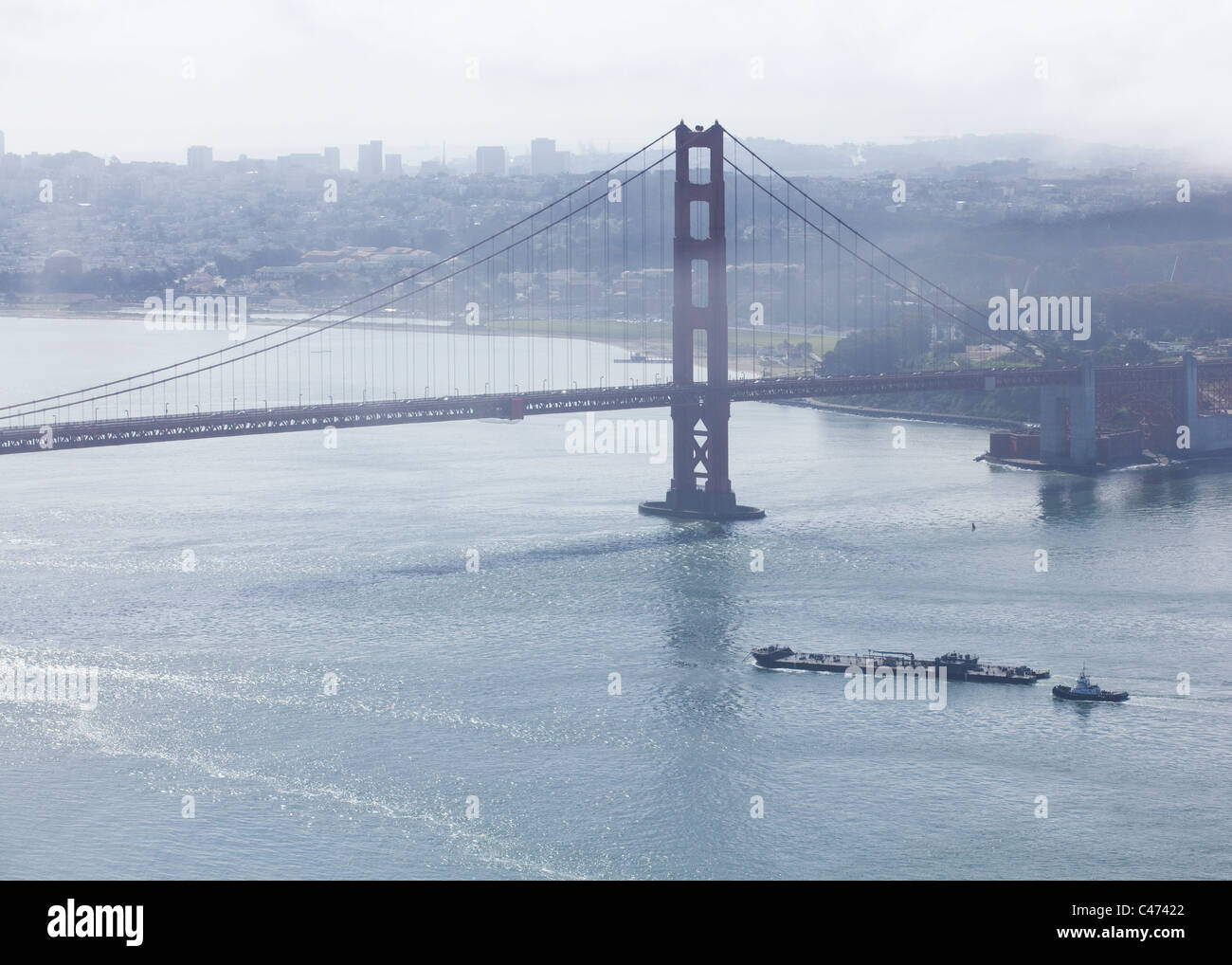 Una chiatta merci rende modo nella baia di San Francisco, sotto il cielo di nebbia Foto Stock