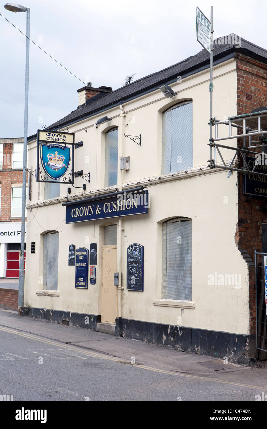 Vuoto e intavolato pub di Loughborough, Leicestershire Foto Stock