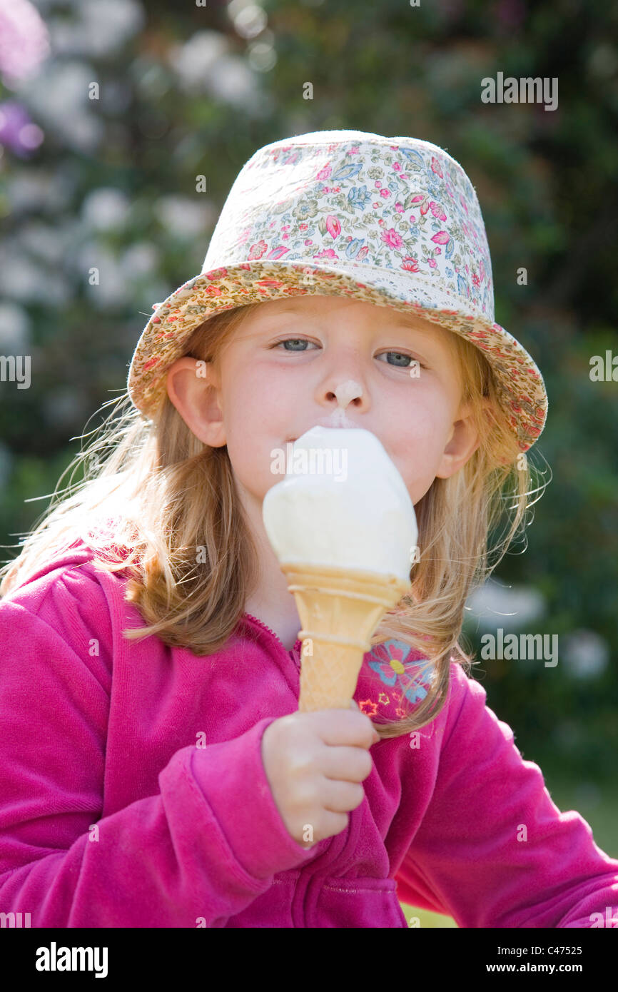 Ritratto di una bambina di cinque anni a mangiare il gelato in estate REGNO UNITO Foto Stock