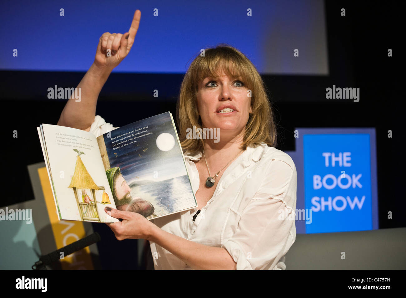 Cerys Matthews musicista gallese la lettura di un libro per bambini che ha scritto al pubblico dei bambini a Hay Festival 2011 Foto Stock