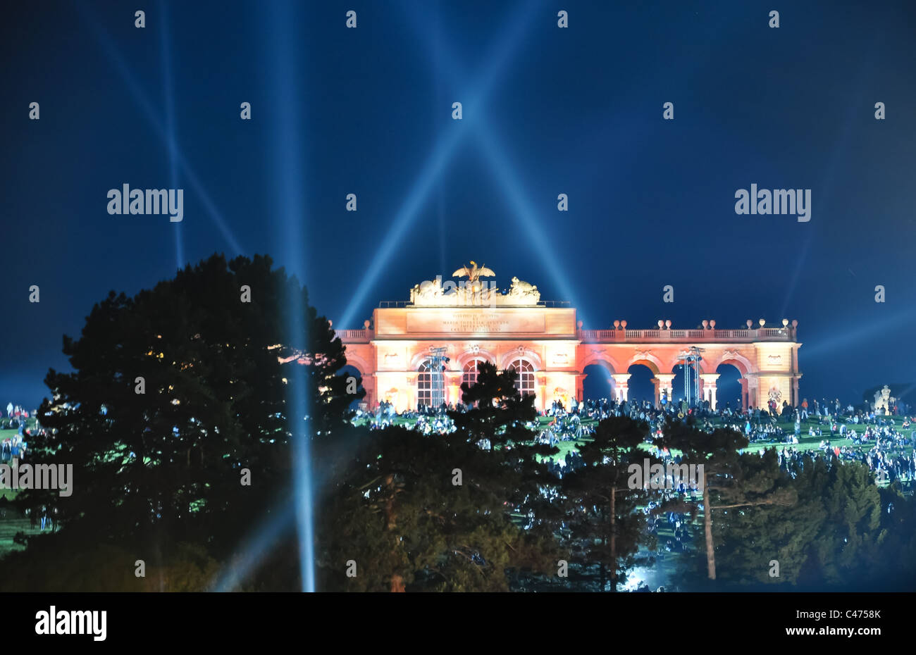 Gli effetti di luce alla Gloriette a vienna durante un concerto filarmonica Foto Stock