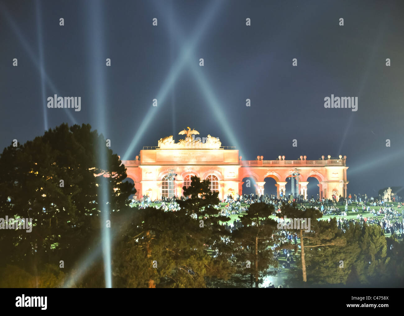 Gli effetti di luce a Vienna la gloriette di notte durante la notte estiva concerto della Orchestra Filarmonica di Vienna Foto Stock