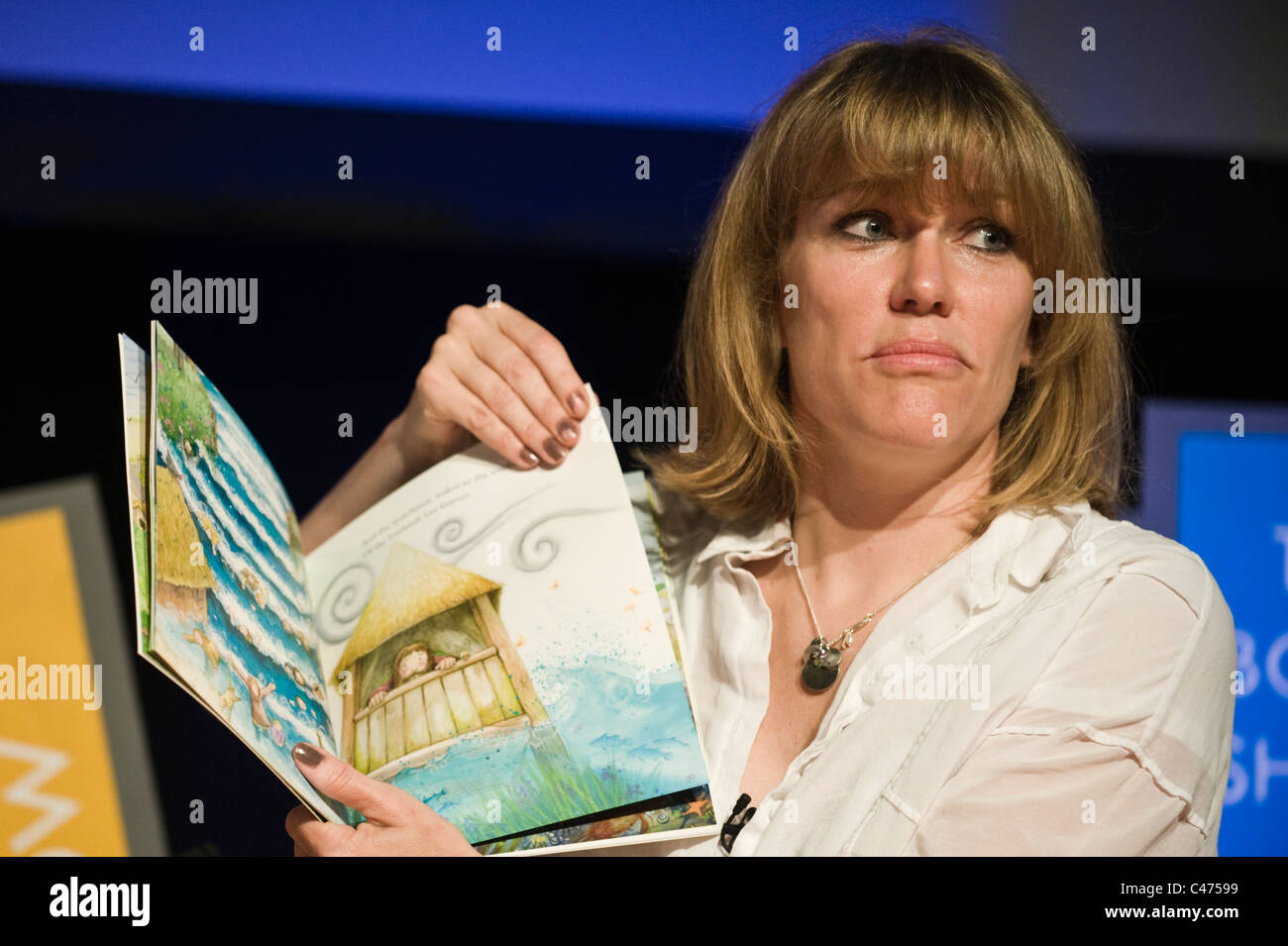 Cerys Matthews musicista gallese la lettura di un libro per bambini che ha scritto al pubblico dei bambini a Hay Festival 2011 Foto Stock