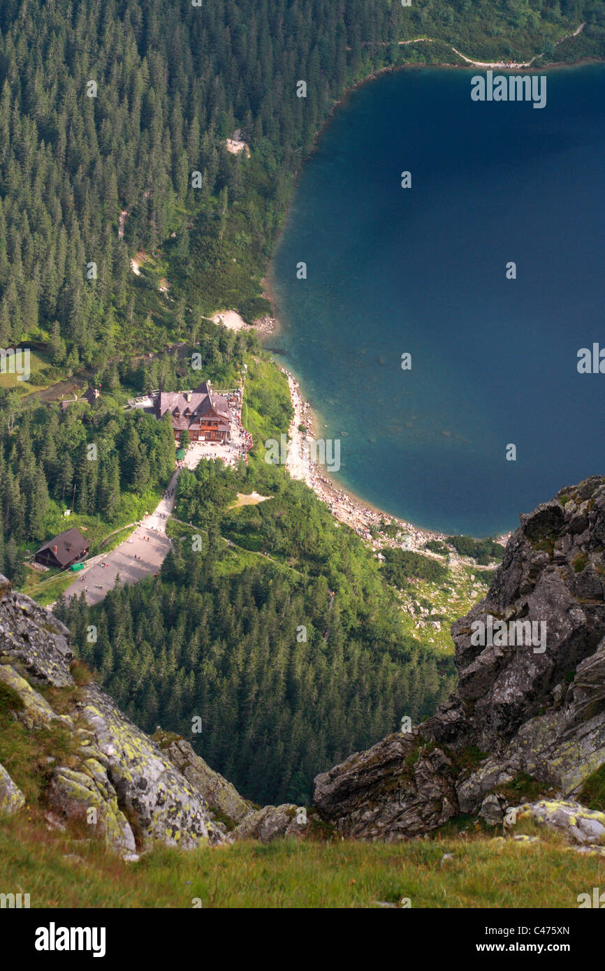Rifugio di montagna vicino a Morskie Oko (lago), vista da Opalony Wierch (vertice), monti Tatra, Polonia Foto Stock