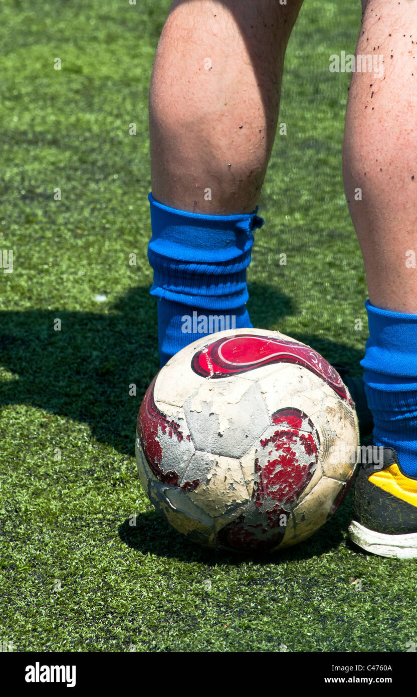 Il calciatore con la palla sul campo Foto Stock