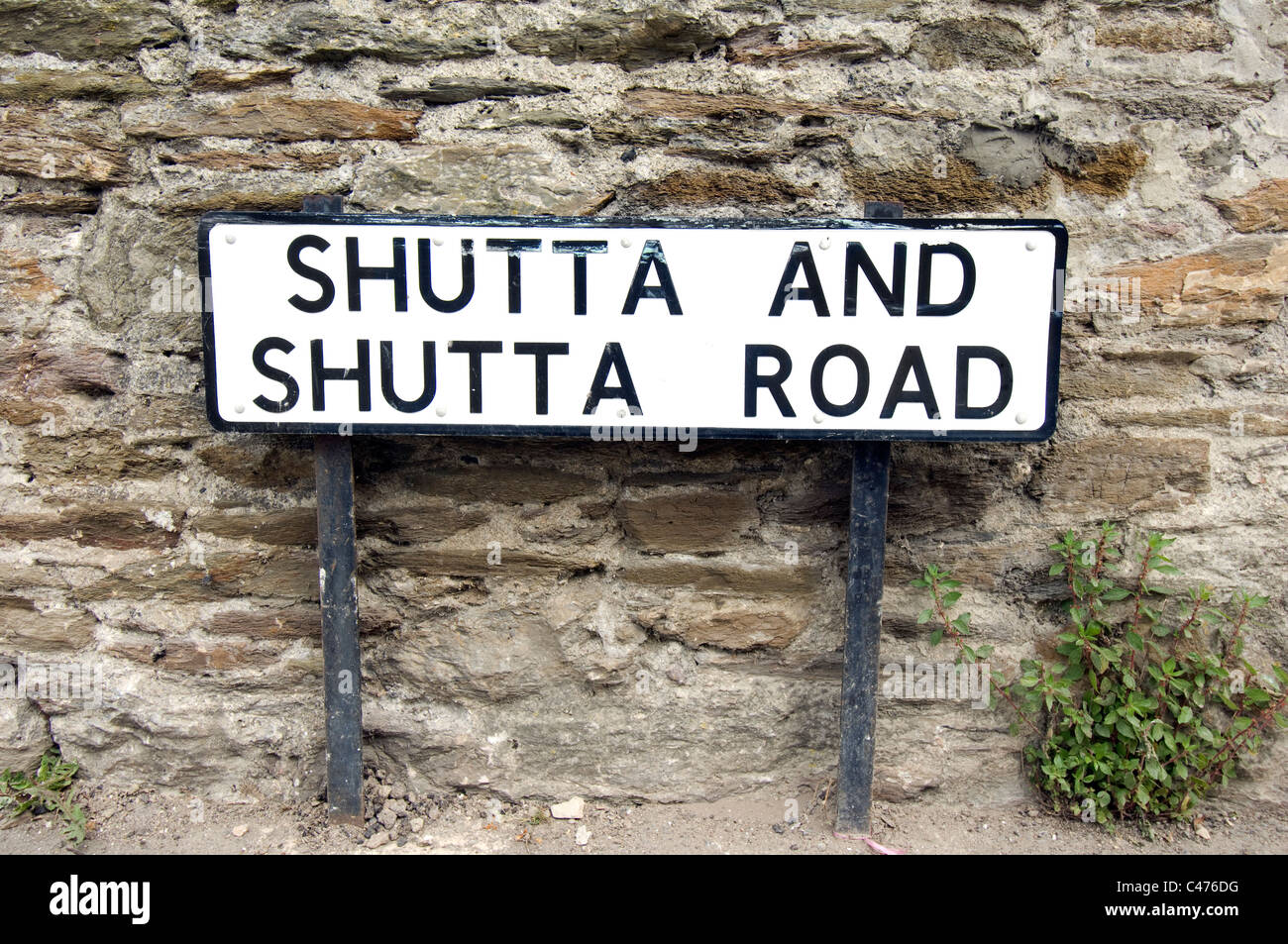 Un cartello stradale leggere 'SHUTTA e SHUTTA ROAD' in Looe, Cornwall, Regno Unito. Foto Stock