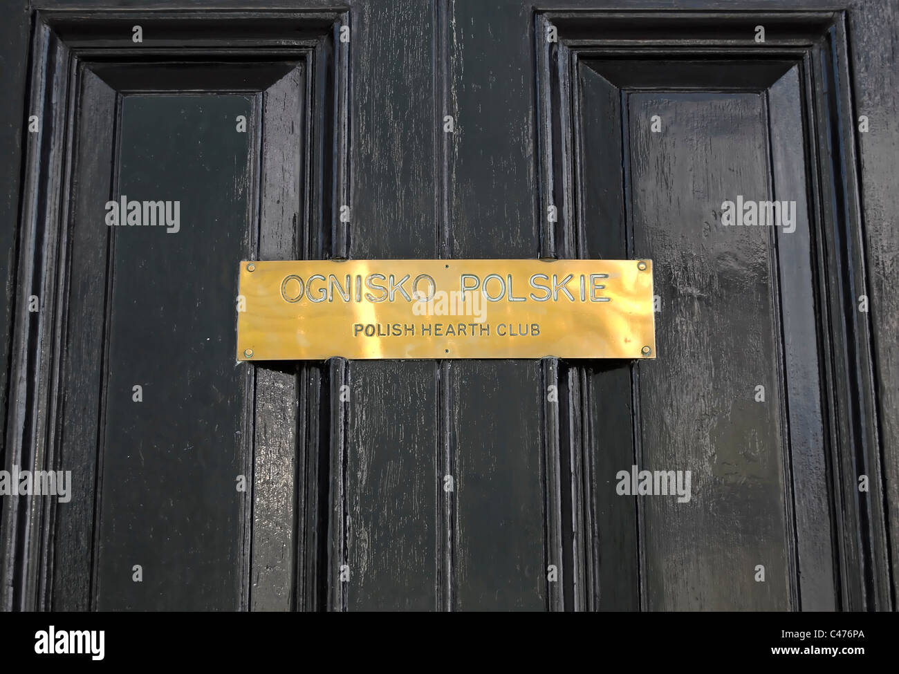 Lastra di ottone su una porta nera la marcatura del sito di ognisko polskie, il focolare polacco club, su exhibition road, Kensington, Londra Foto Stock