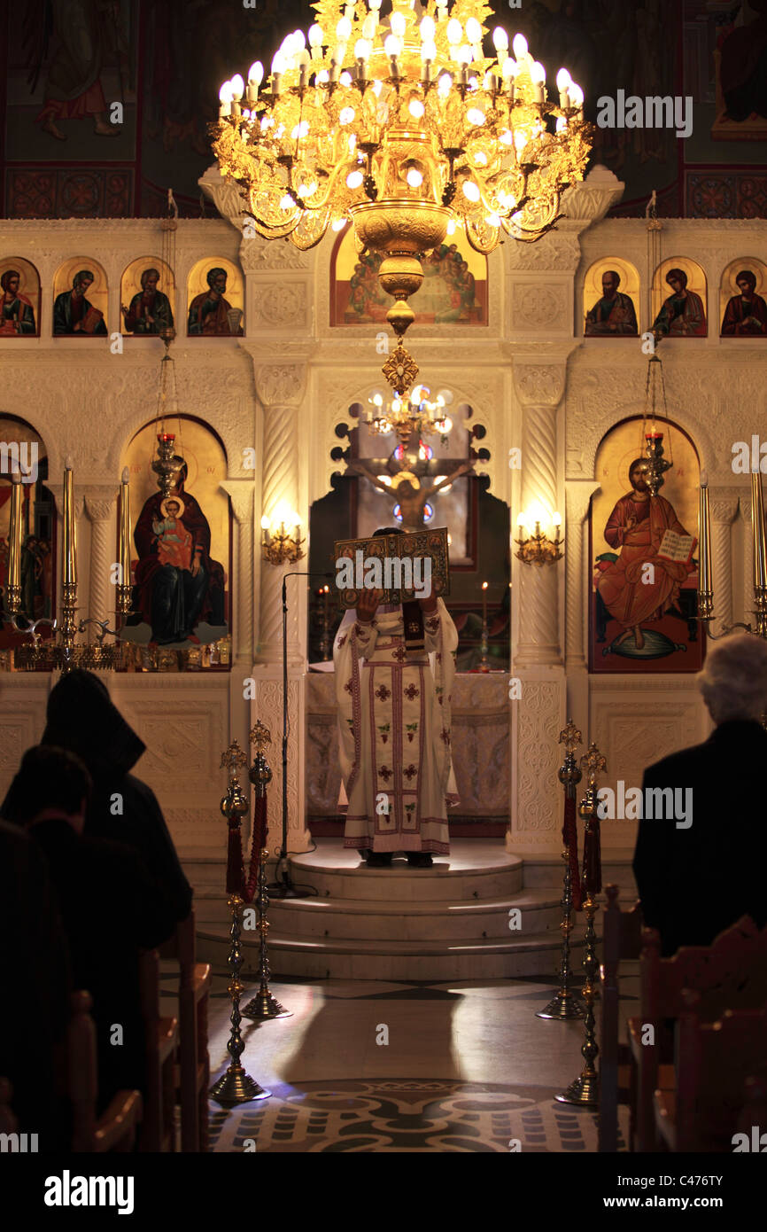 Sacerdote greco in una chiesa di Kefalos Kos Grecia Foto Stock