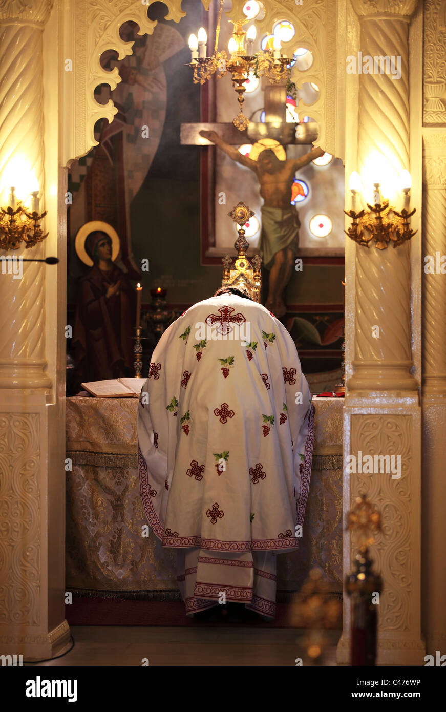 Sacerdote greco in una chiesa di Kefalos Kos Grecia Foto Stock