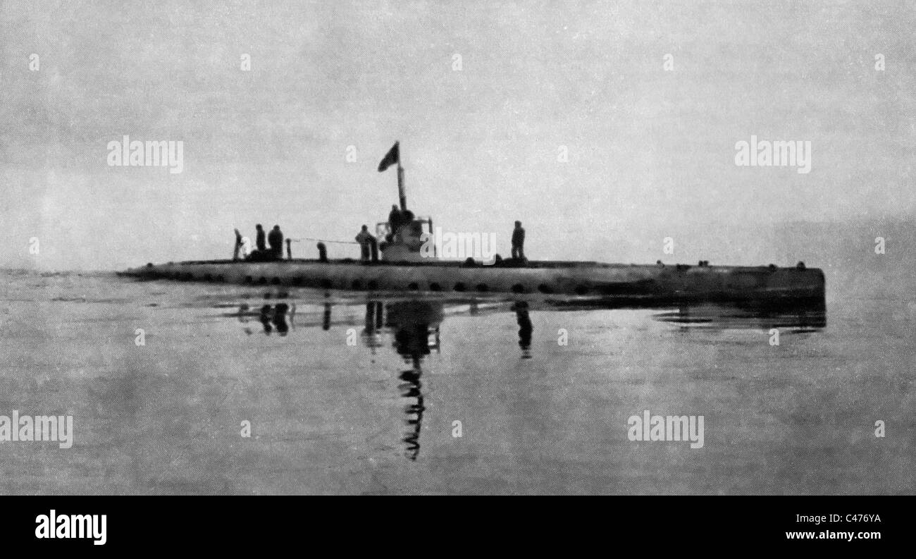 A Guardia del Mare Adriatico - Un sommergibile nel rivestimento della superficie durante la Prima Guerra Mondiale Foto Stock