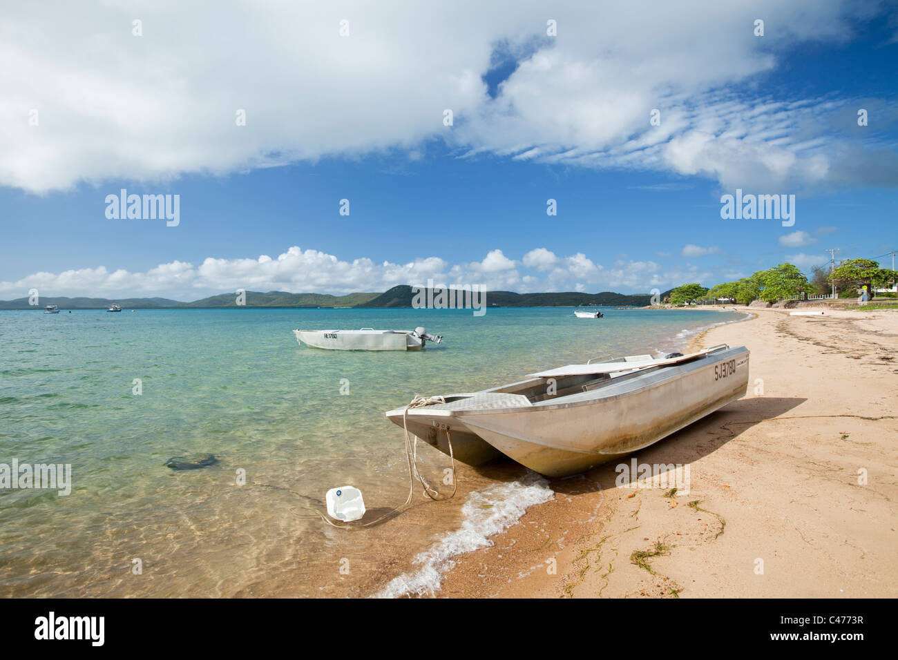 Barche sulla spiaggia. Giovedì Isola, Torres Strait Islands, Queensland, Australia Foto Stock