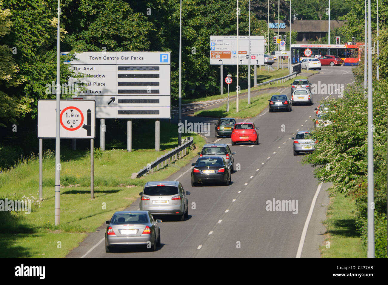 Segno al di fuori di un centro storico, che mostra lo stato dei parcheggi Foto Stock