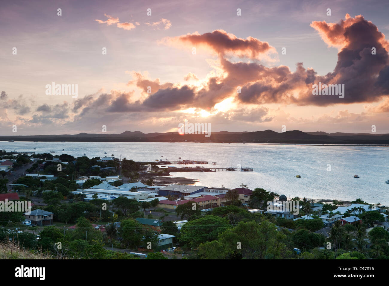 Vista delle township a Giovedi Island all'alba. Giovedì Isola, Torres Strait Islands, Queensland, Australia Foto Stock