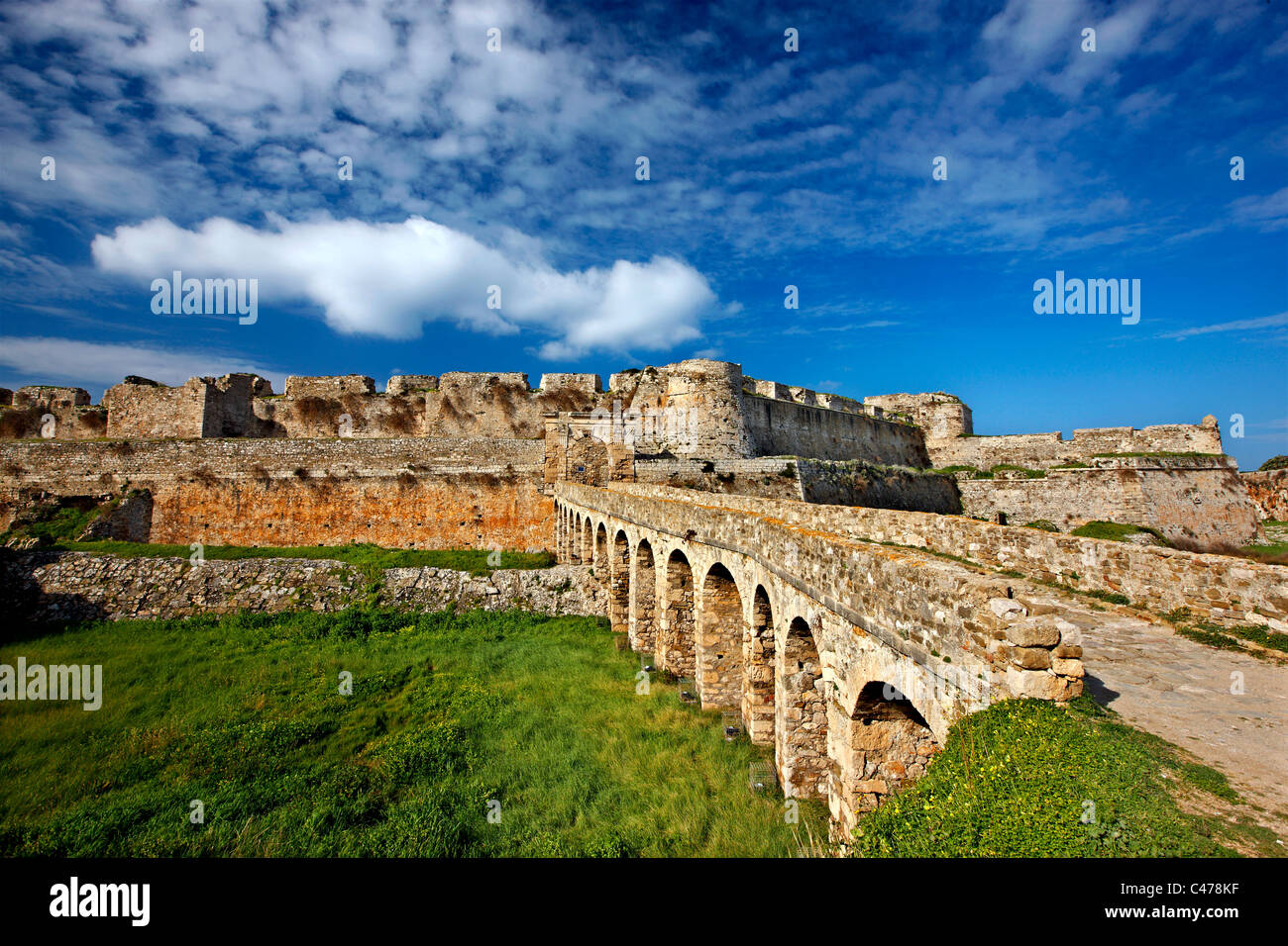 Il ponte di pietra che attraversa il fosso e conduce al castello veneziano di Methoni, Messinia, Peloponneso, Grecia Foto Stock