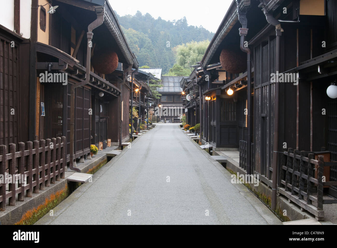 Storico-Sanmachi suji distretto di Takayama e nelle prime ore del mattino, prima della data di arrivo dei turisti, in Gifu, Honshu, Giappone, Asia. Foto Stock