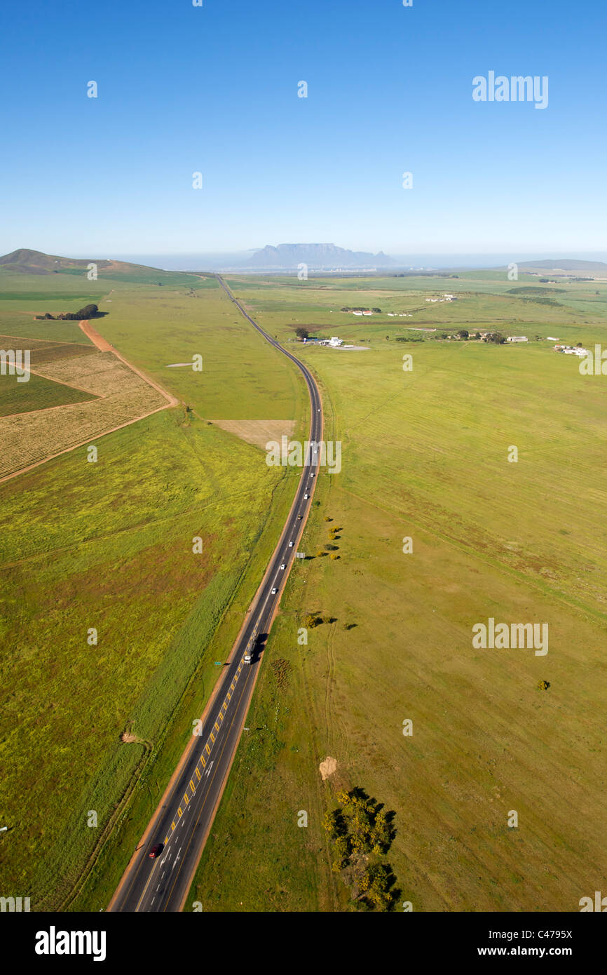 Veduta aerea dei campi agricoli e l'N7 west coast highway a nord di Città del Capo in Sud Africa. Foto Stock