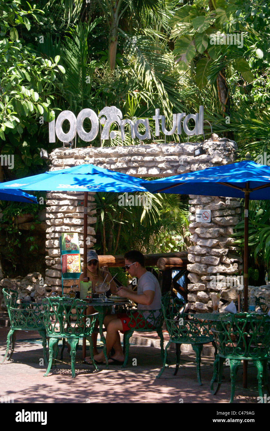 Turista giovane in uno cento per cento ristorante naturale sulla Fifth Avenue o Quinta Avenida, Playa del Carmen e Riviera Maya, Quintana Roo, Messico Foto Stock