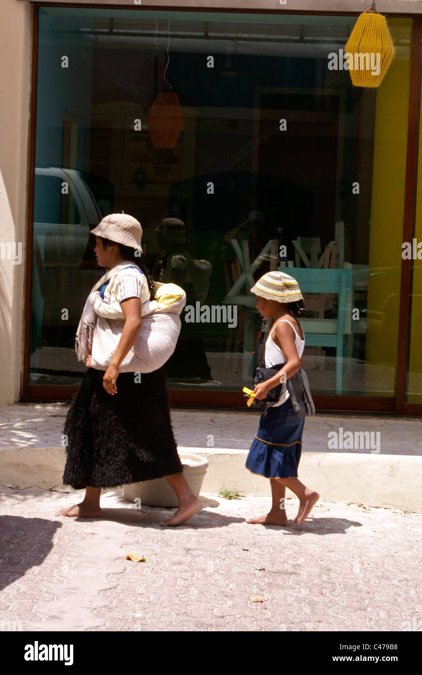 Maya della donna e i suoi figli in Playa del Carmen e Riviera Maya, Quintana Roo, Messico Foto Stock