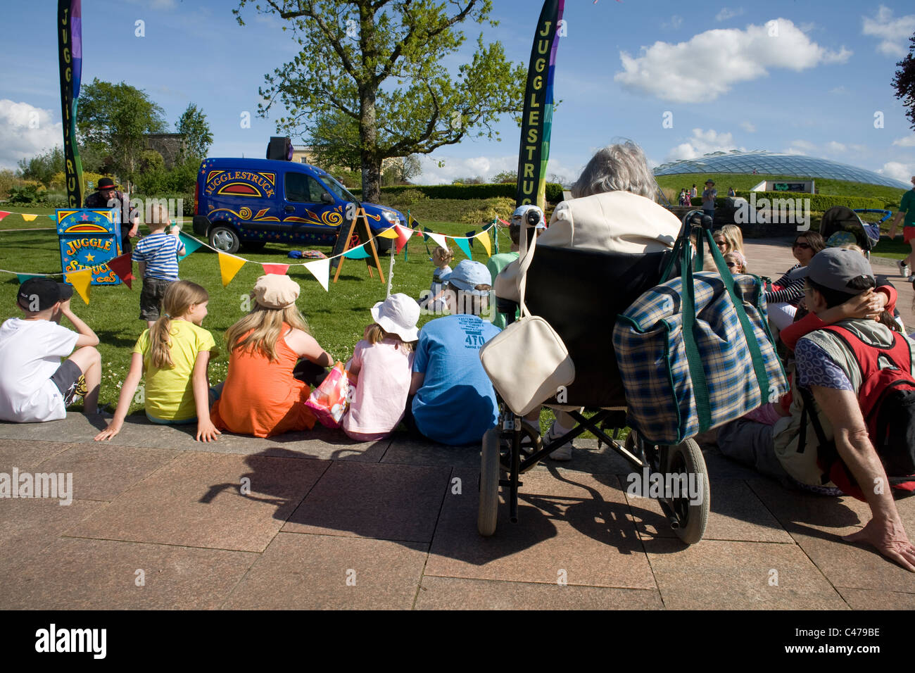 National Botanic Garden of Wales, spettatori guardando Jugglestruck giocoliere dimostrazione Foto Stock