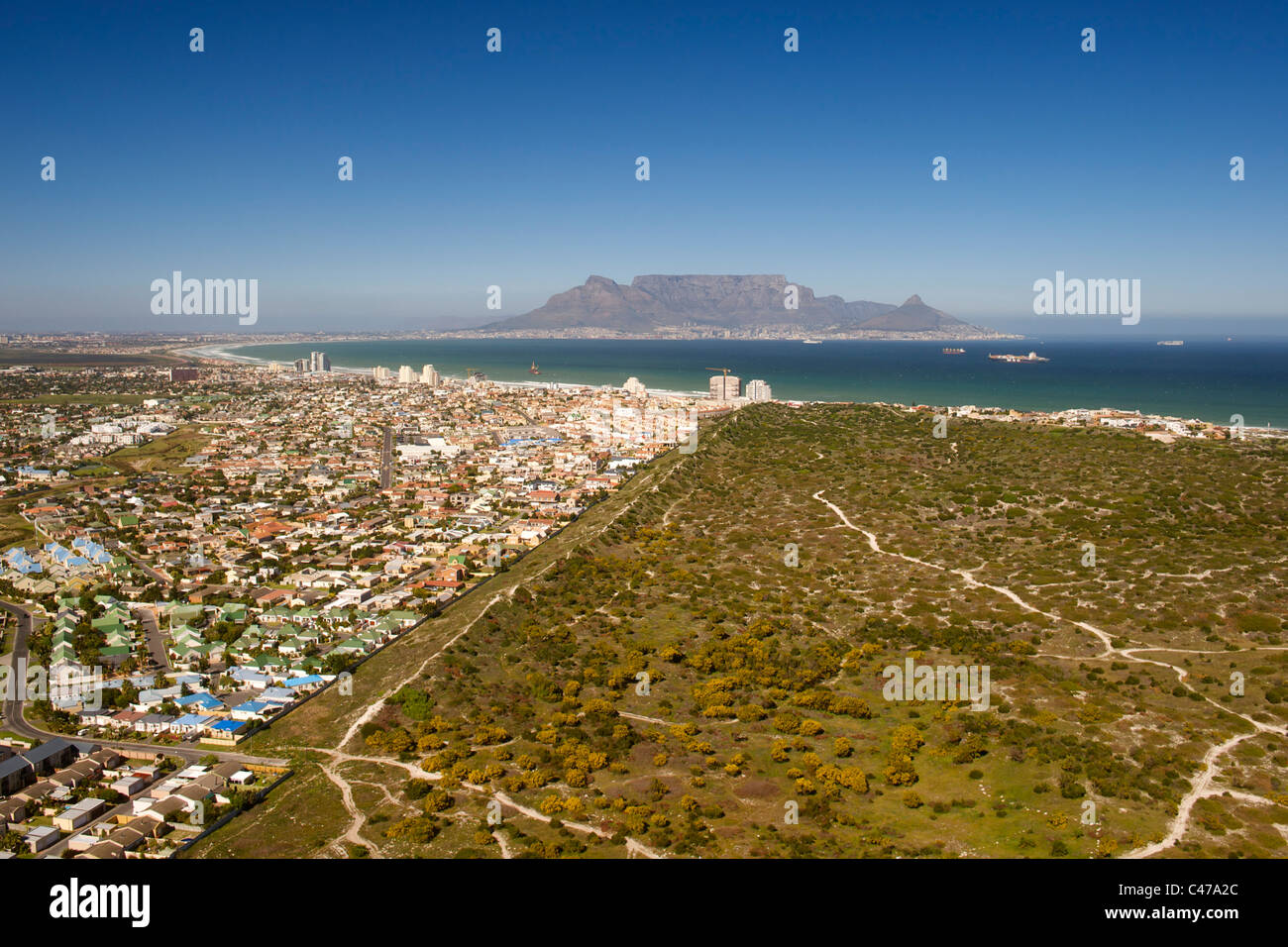 Vista aerea attraverso i sobborghi di West Beach, Blouberg e Vista tabella vicino a Città del Capo in Sud Africa. Foto Stock
