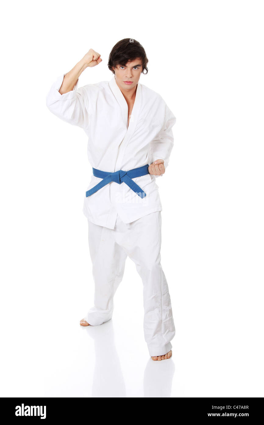 Il Karate. Uomo in un kimono , isolato su sfondo bianco Foto stock - Alamy