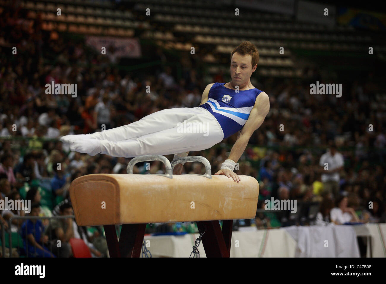 Ginnastica concorrenza: un ginnasta esegue il suo cavallo di routine Foto Stock