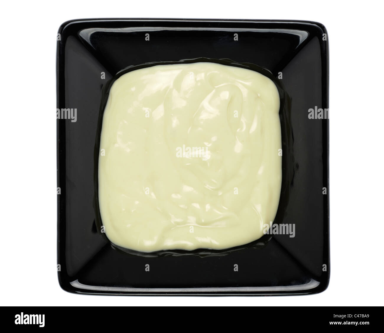 Crema di insalata in una ceramica nera piatto di servizio Foto Stock