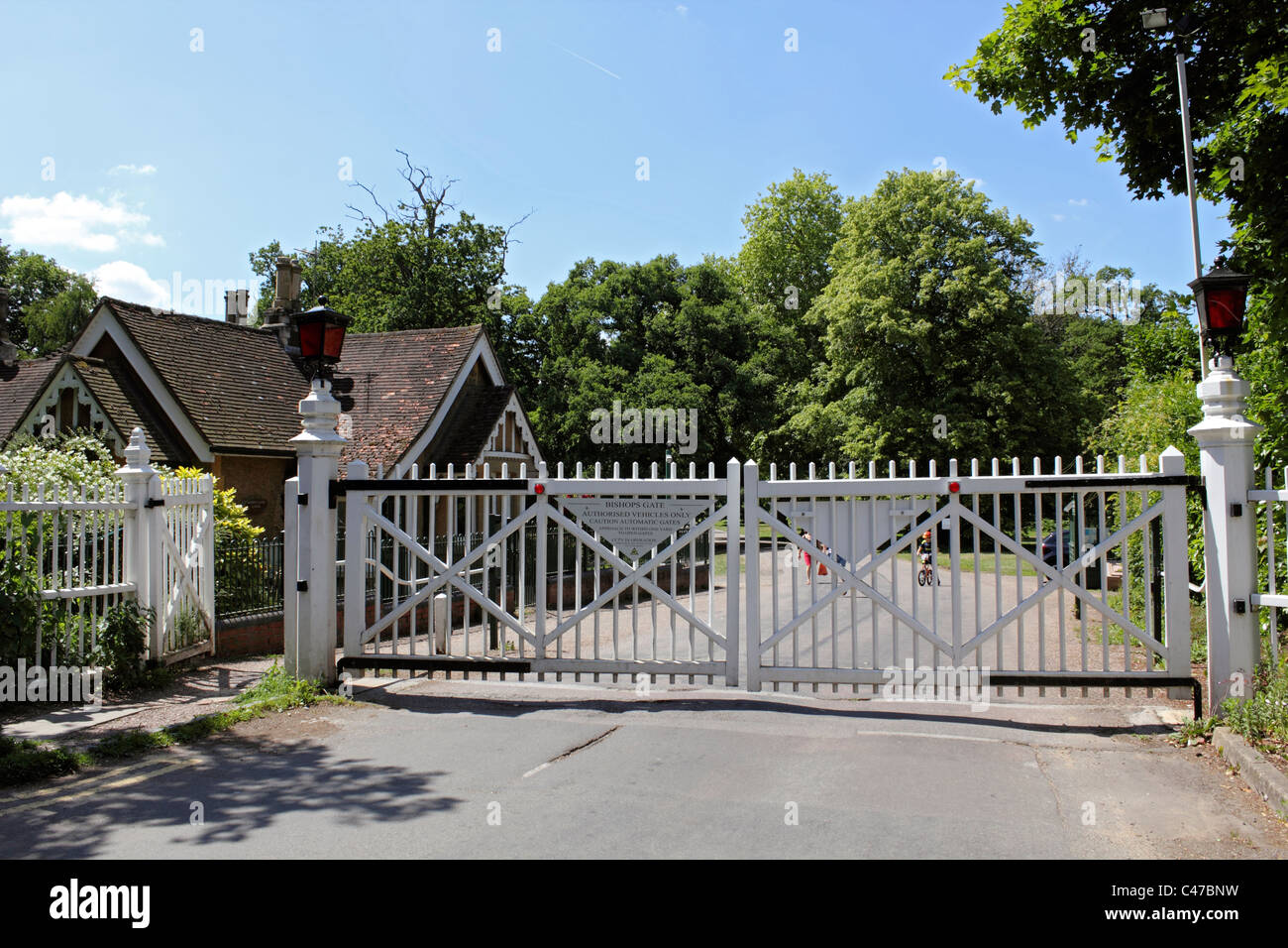 Vescovi Gate Lodge e ingresso al Windsor Great Park, Berkshire, Inghilterra, Regno Unito Foto Stock