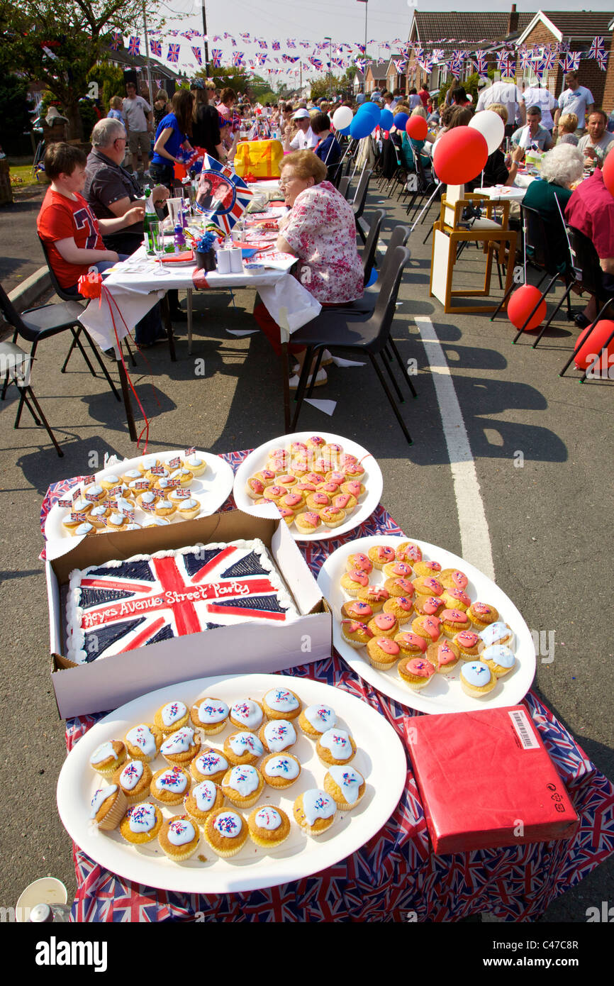 Royal Wedding street party. Heyes Avenue Rainford Merseyside England 29 Aprile 2011 Foto Stock