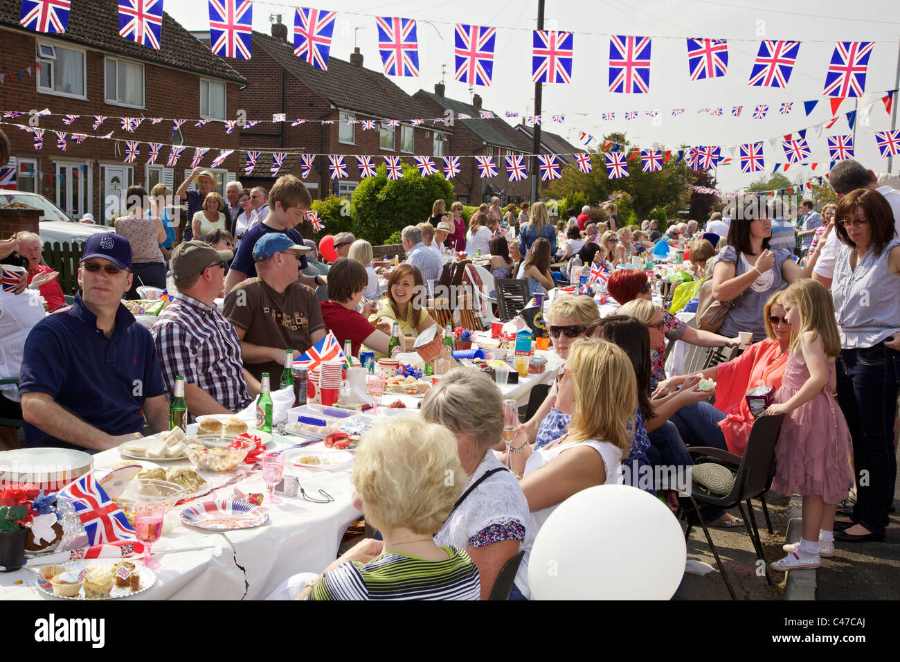 Royal Wedding street party. Heyes Avenue Rainford Merseyside England 29 Aprile 2011 Foto Stock