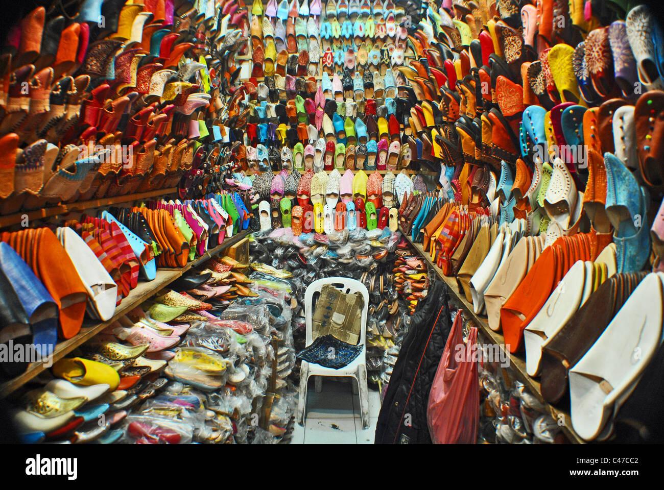 Scarpe in un souk di Marrakech, Marocco Foto Stock