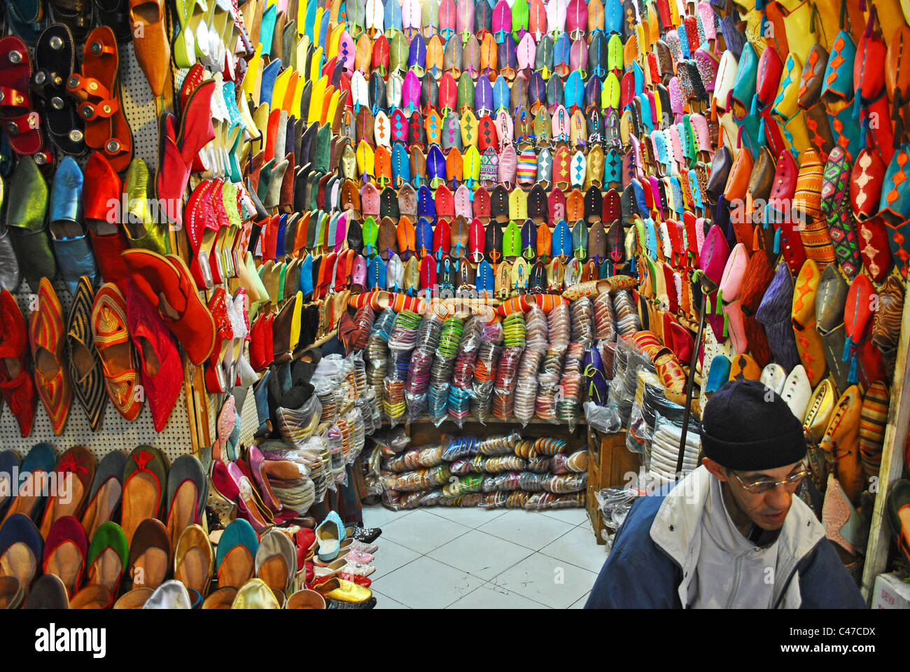 Scarpe colorate per la vendita in un souk di Marrakech, Marocco Foto Stock