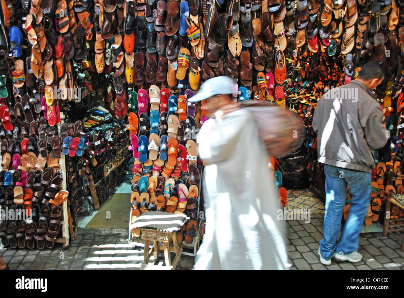 Scarpe per la vendita in un souk di Marrakech, Marocco Foto Stock