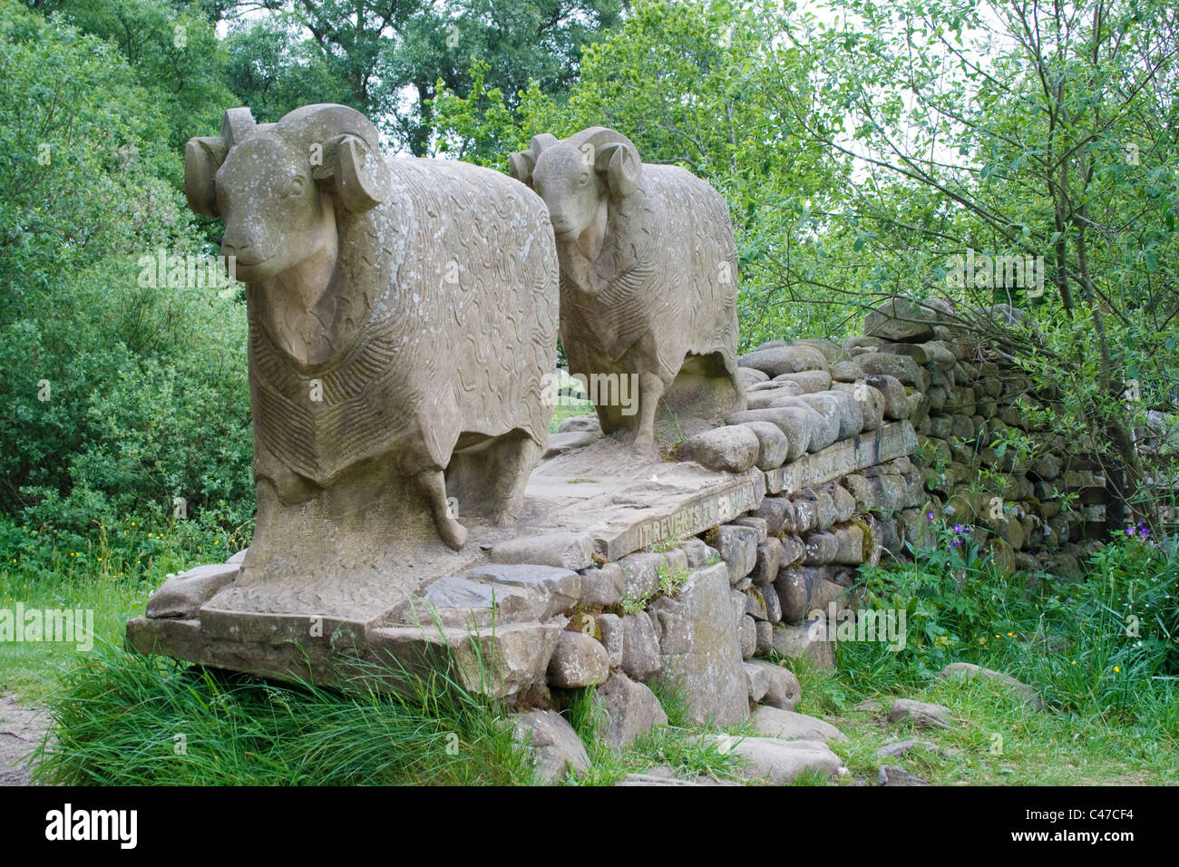 Scultura di pecora accanto al Fiume Tees a bassa forza, Teesdale, County Durham Foto Stock