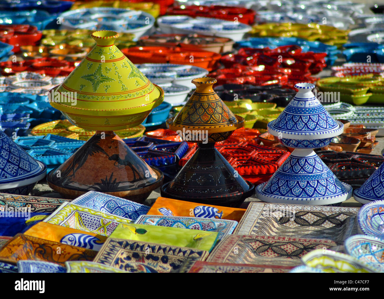 Gli ingredienti di base di una tagine colorati, piatti e ciotole in un souk a Sousse, Tunisia Foto Stock