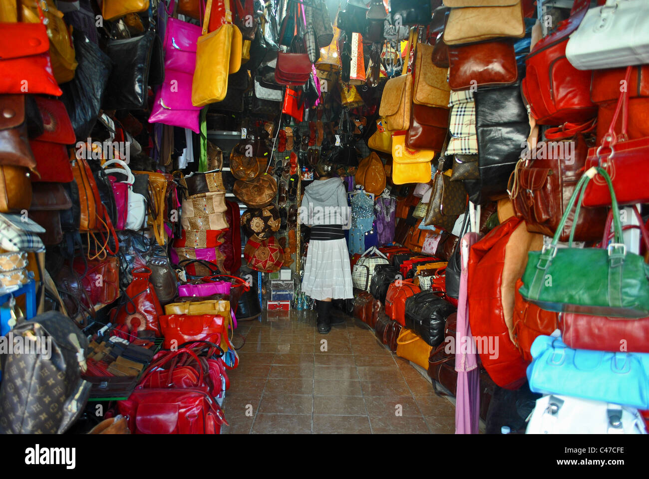 Borse in pelle in un mercato a Sousse, Marocco Foto Stock