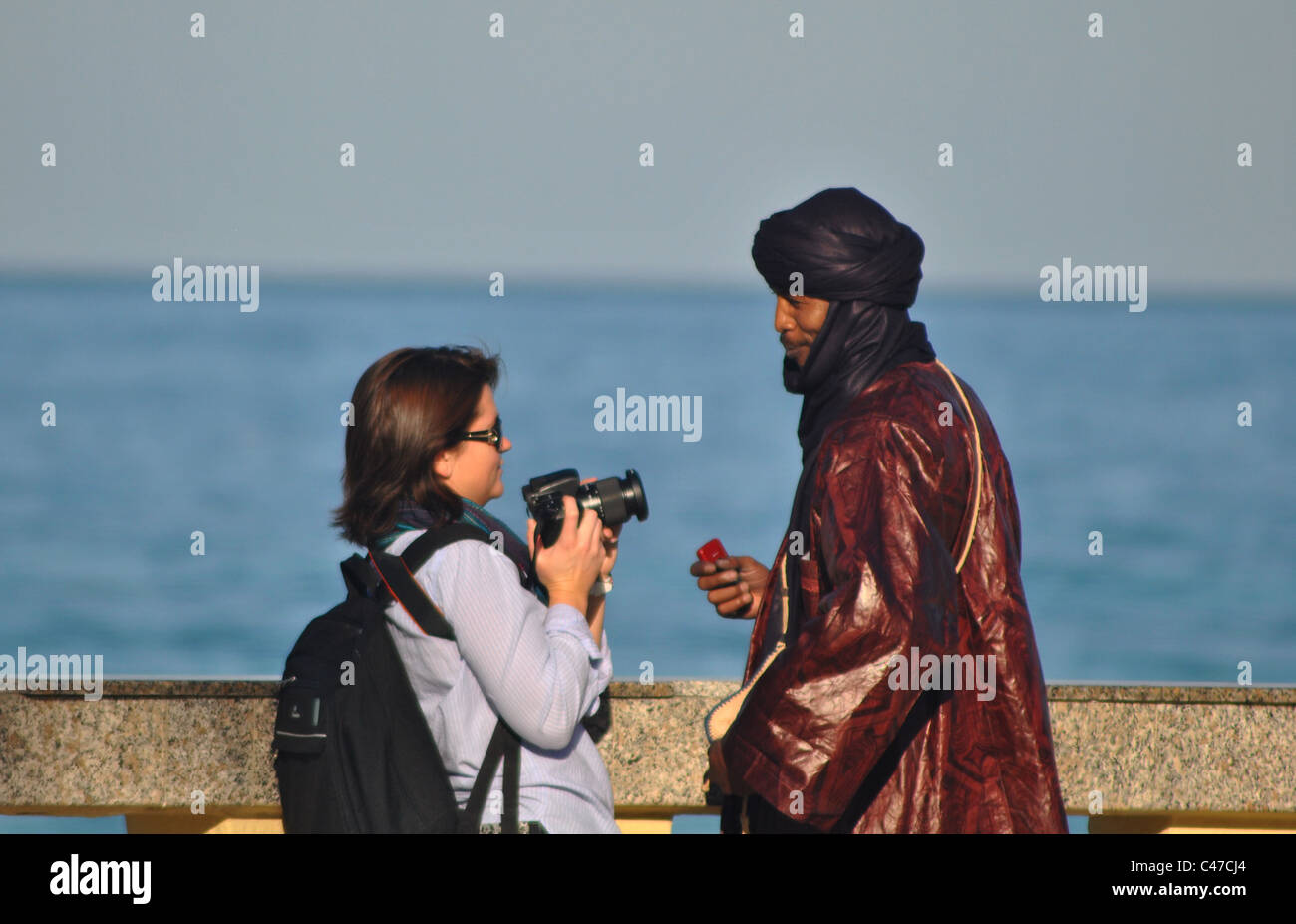 Donna di scattare una foto di un uomo tunisino a Sousse, Tunisia Foto Stock