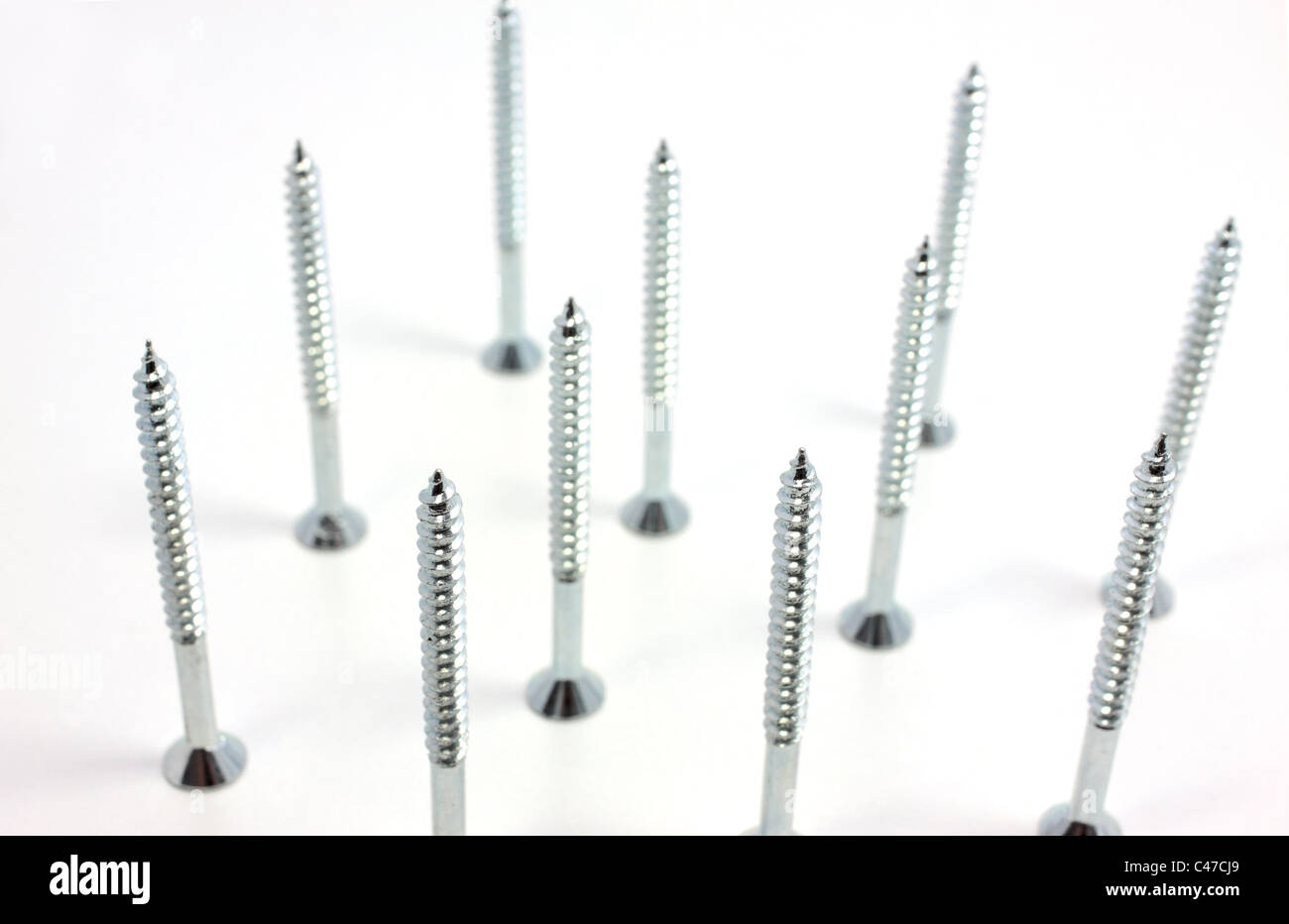 Sfondo di numerose viti vicino isolata su bianco Foto Stock