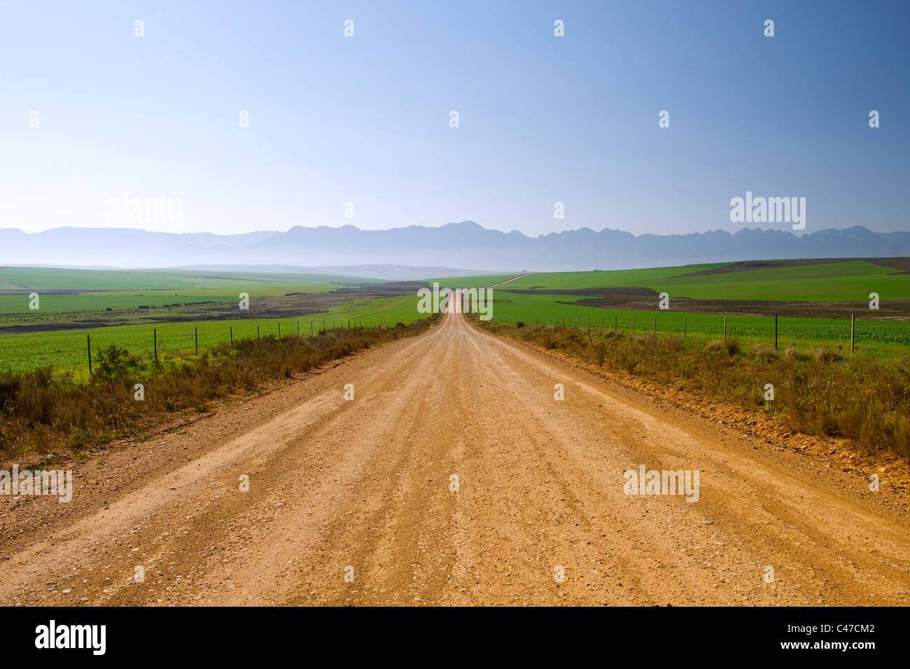 Strada sterrata per Nethercourt dall'autostrada N2 vicino a Caledon in Sud Africa la provincia del Capo occidentale. Foto Stock