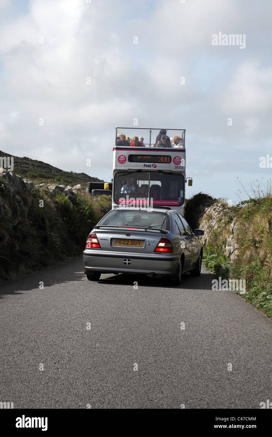 Sightseeing Bus sulla strada stretta vicino Land's End, Cornwall Foto Stock