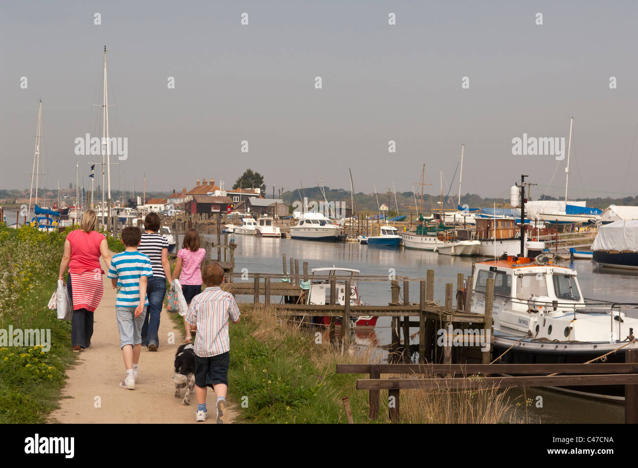 Un gruppo di famiglia a piedi a Walberswick nel Suffolk , Inghilterra , Inghilterra , Regno Unito Foto Stock