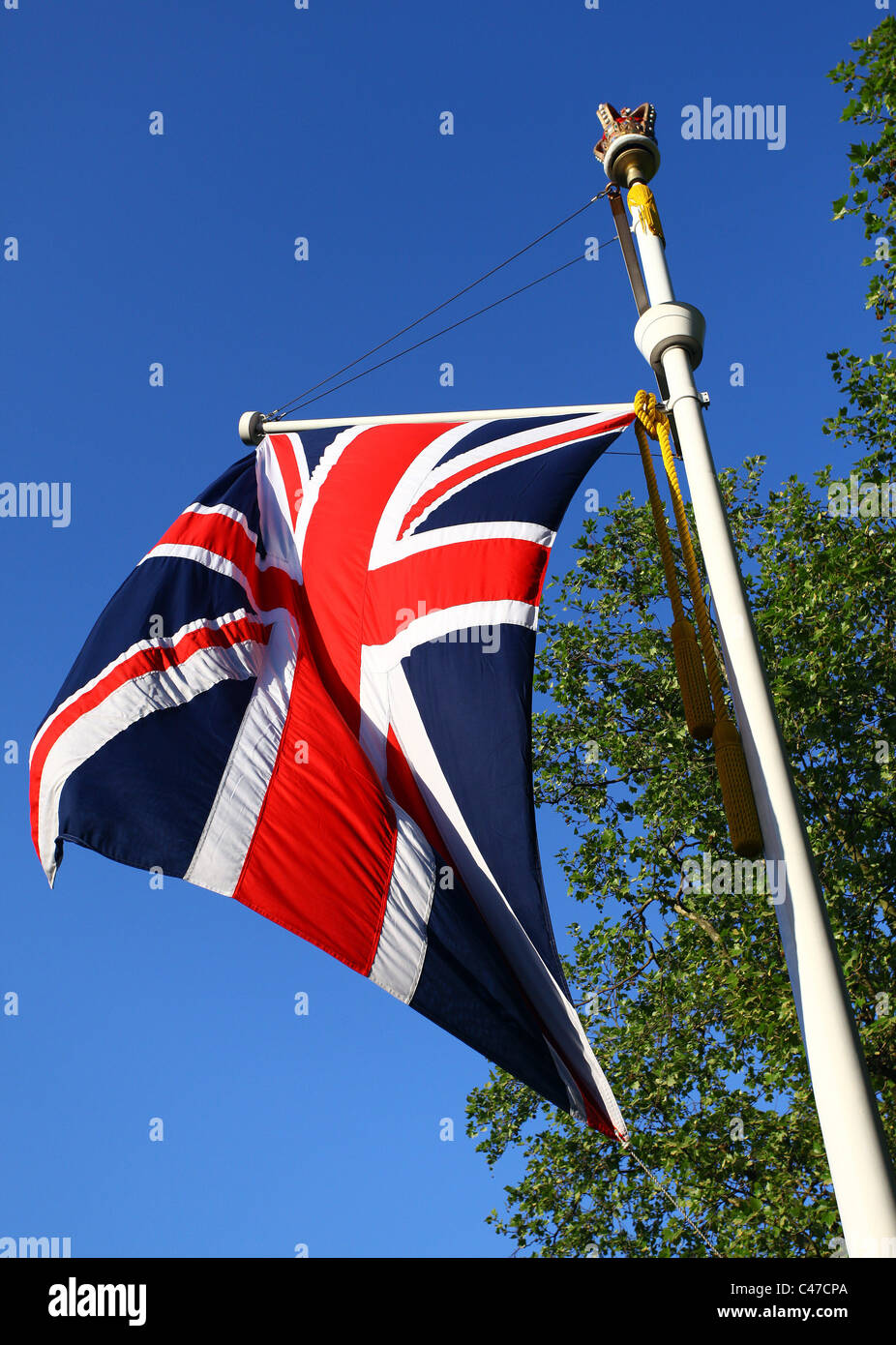 La bandiera britannica, l'Unione Jack, volare su una corona sormontata pennone sul Mall, Londra. Foto Stock