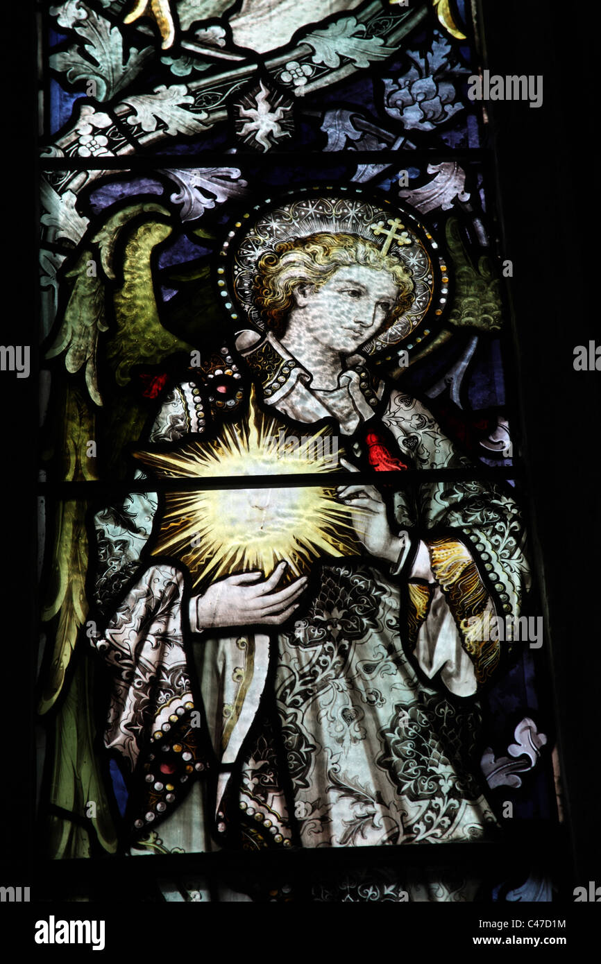 Una finestra di vetro colorato da John Hardman & Co. raffigurante l'Arcangelo Uriel, St Nicholas Chiesa, Tackley, Oxfordshire Foto Stock